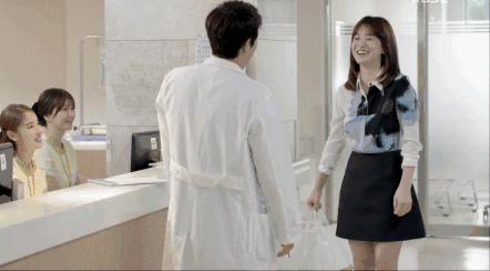 太阳的后裔为啥选宋仲基,太阳的后裔宋仲基帮宋慧乔扎头发