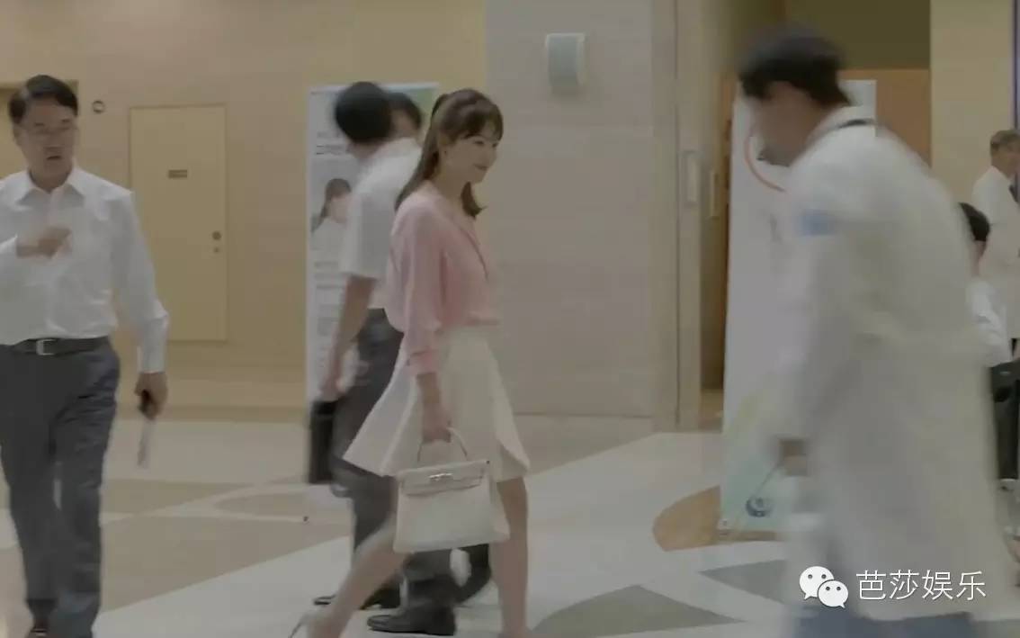 太阳的后裔为啥选宋仲基,太阳的后裔宋仲基帮宋慧乔扎头发