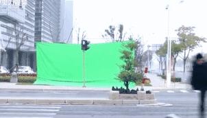 假摔、吊威亚、真人被撞飞，影视剧中的车祸戏是这么拍的？！