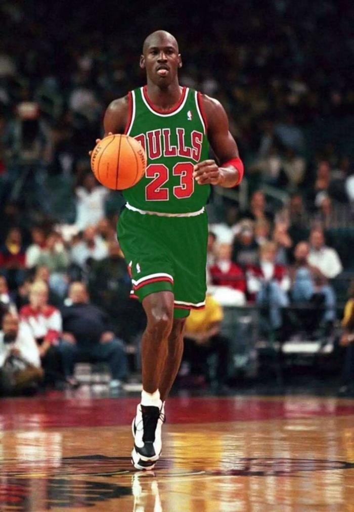 迈克尔乔丹公牛时期绿色球衣,乔丹退役公牛球衣视频