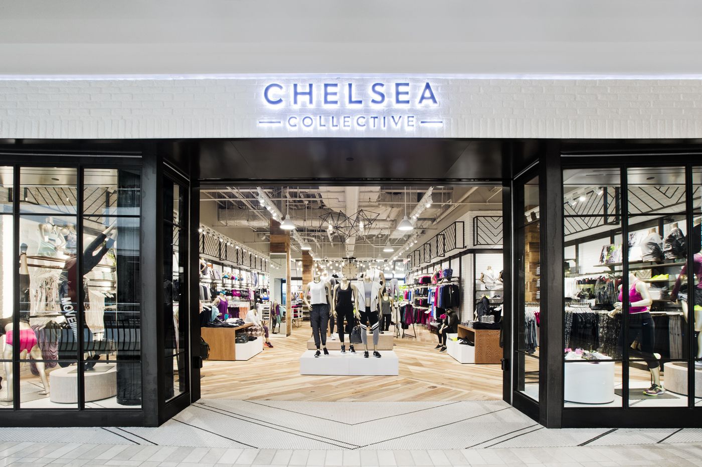 靠着外婆给的300美元，他开了一家体育用品店，最后还成了世界500强