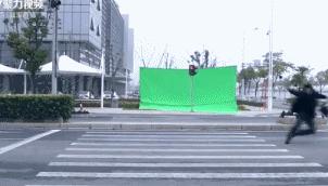 假摔、吊威亚、真人被撞飞，影视剧中的车祸戏是这么拍的？！