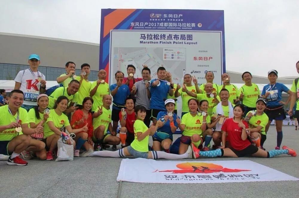 马路中间一抹红，初看还以为是足球宝贝呢，瑜伽练得真好