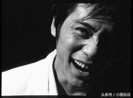 你是短暂的玫瑰也是长久的琥珀,你是短暂的花也是长久的琥珀