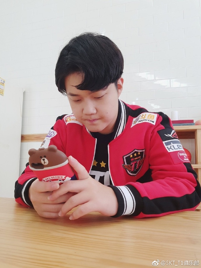 SKT又有新队服穿了！UntaraFaker状态良好登上韩服排名五六