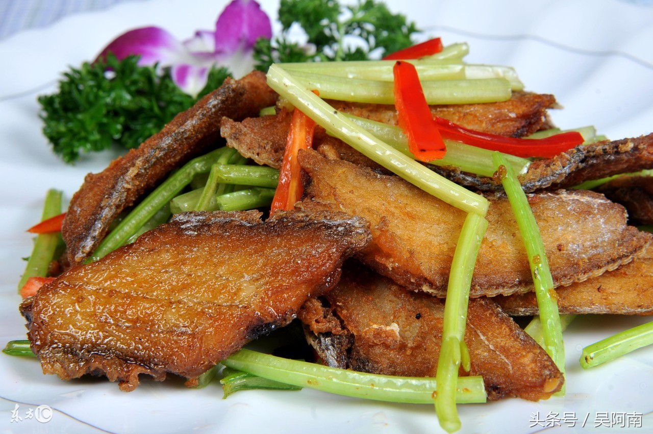 怎样煎带鱼不碎不粘锅又好吃,电饼铛煎带鱼怎么做不粘锅不破皮