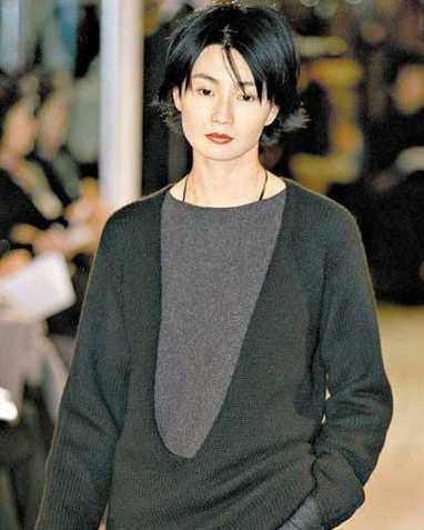 张曼玉走秀只能用高级来形容，而范爷这T台姿势眼神和张馨予好像