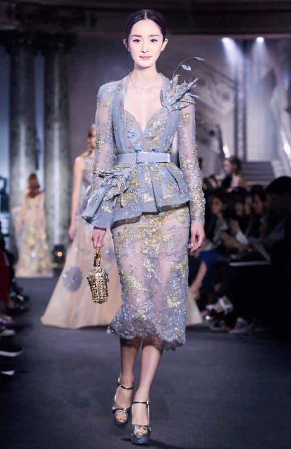 张曼玉走秀只能用高级来形容，而范爷这T台姿势眼神和张馨予好像