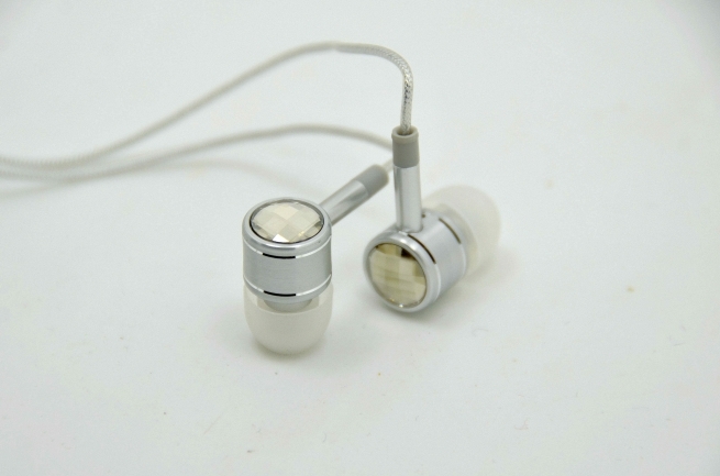 金属感十足的耳机,发光头戴式耳机测评