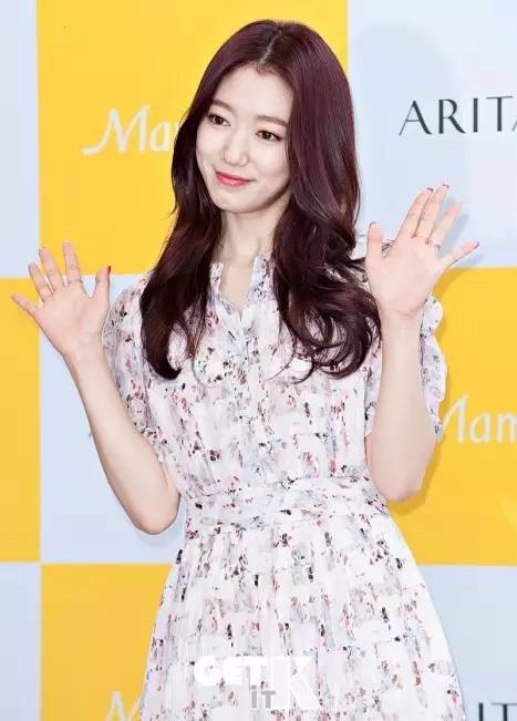 街拍国外夏天最尴尬搭配,2021明星街拍穿搭冬季