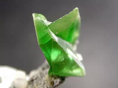 蓝宝石原矿全过程,迪拜顶级奢侈原矿宝石