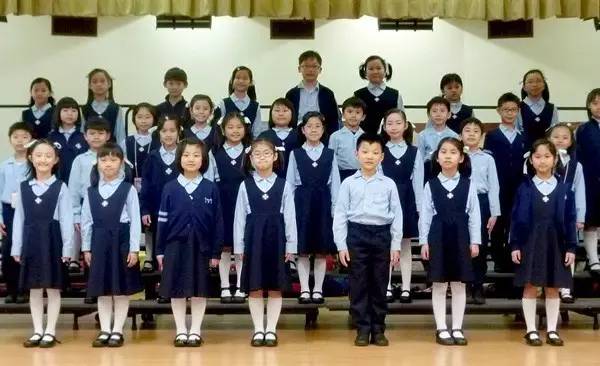 小学生怎么穿潮流时代的衣服 (小学生减龄时尚衣服)