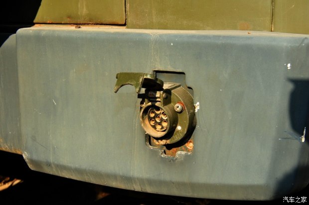 北汽军用勇士视频,国产伞兵突击车越野视频