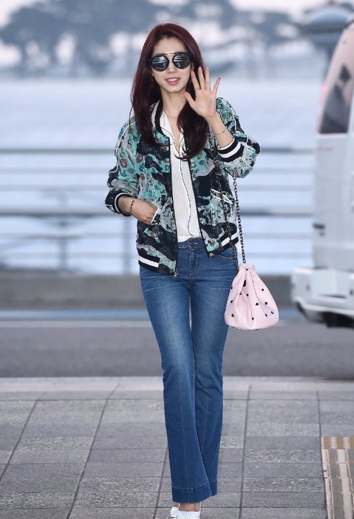 街拍国外夏天最尴尬搭配,2021明星街拍穿搭冬季