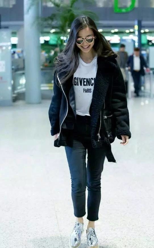 街拍国外夏天最尴尬搭配,2021明星街拍穿搭冬季