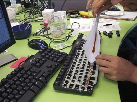 隔壁的他们愚人节竟然这样玩，吓得我瓜子都掉了...