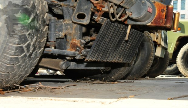 北汽军用勇士视频,国产伞兵突击车越野视频