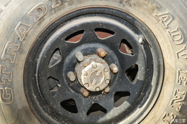 北汽军用勇士视频,国产伞兵突击车越野视频