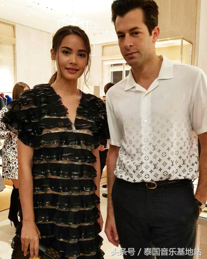 泰国知名女星YAYA赴巴黎征战LV时装秀黑色波浪裙变身时尚新宠儿