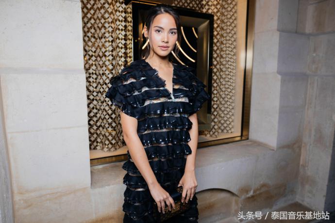 泰国知名女星YAYA赴巴黎征战LV时装秀黑色波浪裙变身时尚新宠儿