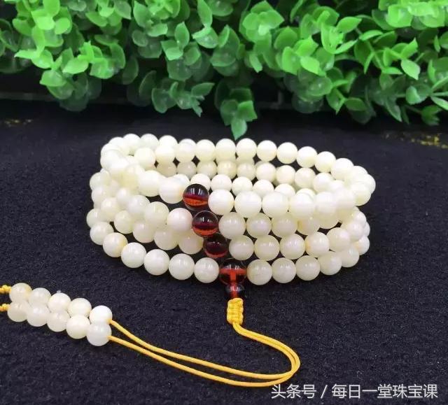 最好的蜜蜡是怎样的,300块钱能够买到什么品质的蜜蜡