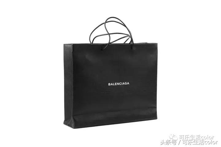 「超厚底洞洞鞋」太浮夸！Balenc*aga最新联名单品又引热议？！