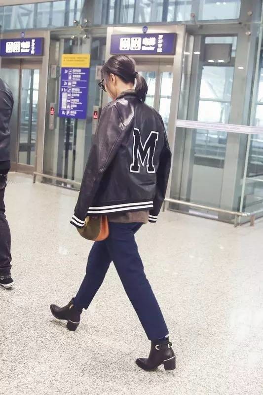 街拍国外夏天最尴尬搭配,2021明星街拍穿搭冬季