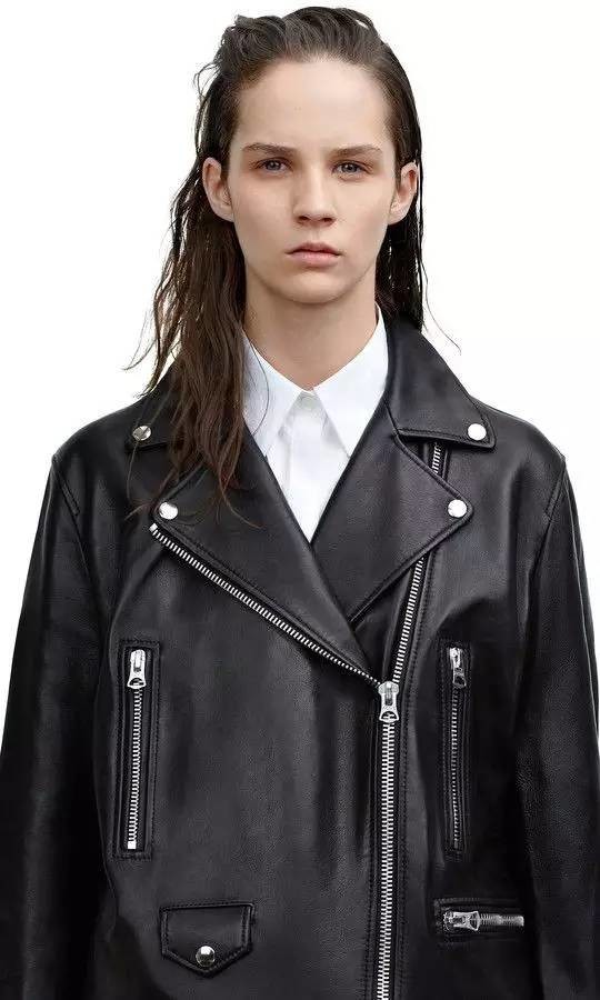 街拍国外夏天最尴尬搭配,2021明星街拍穿搭冬季