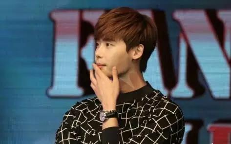 韩剧同款首饰,宋仲基片场被拍与宋慧乔同款卫衣