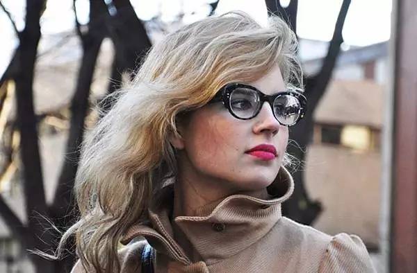 小学生怎么穿潮流时代的衣服 (小学生减龄时尚衣服)