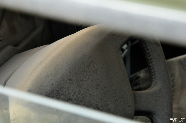 北汽军用勇士视频,国产伞兵突击车越野视频