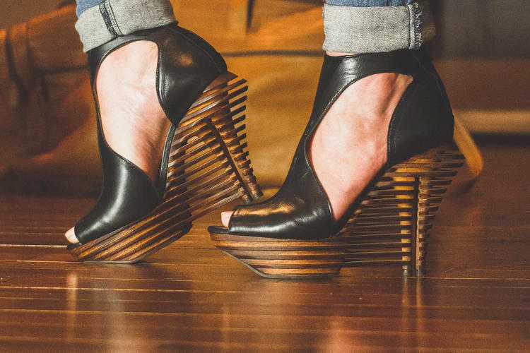 穿不同的高跟鞋累脚程度,穿高跟鞋脚痛用热水还是冷水泡脚