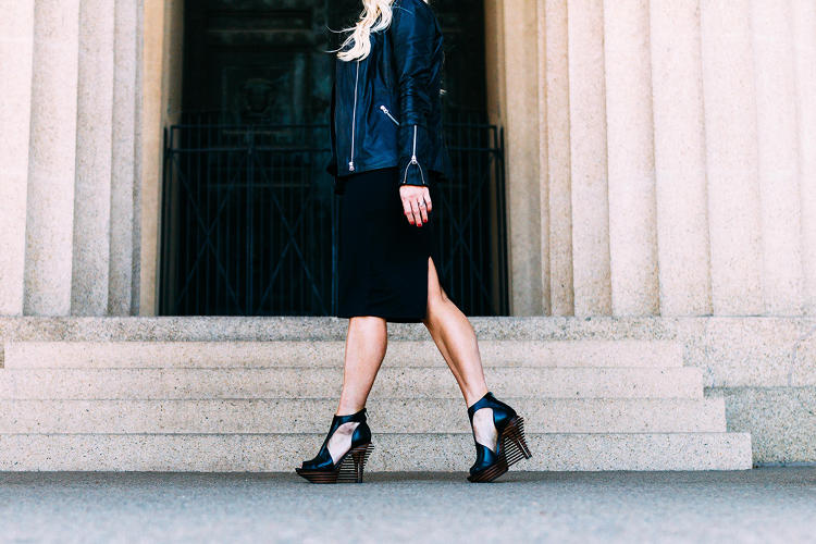 穿不同的高跟鞋累脚程度,穿高跟鞋脚痛用热水还是冷水泡脚