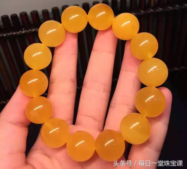 最好的蜜蜡是怎样的,300块钱能够买到什么品质的蜜蜡