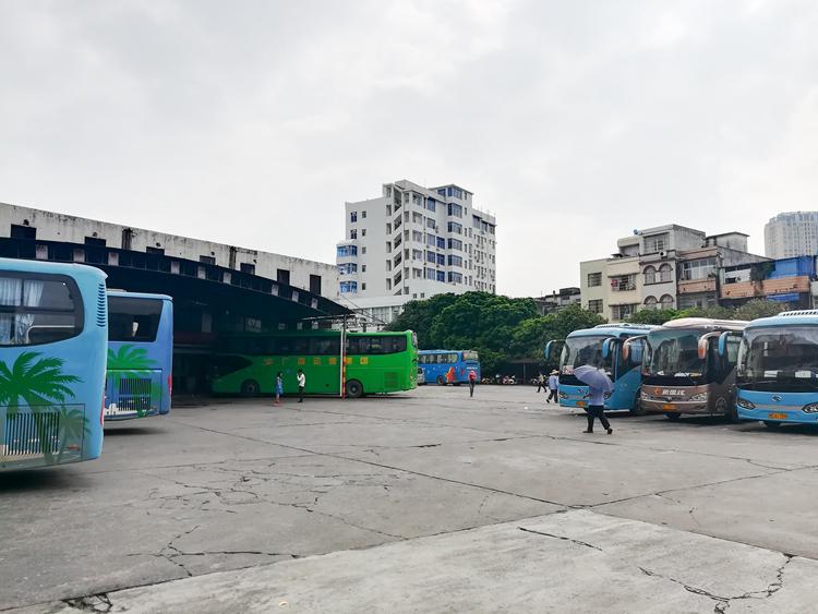 国庆最后一天的北海车站，火车站挤死人，汽车站空寥寥