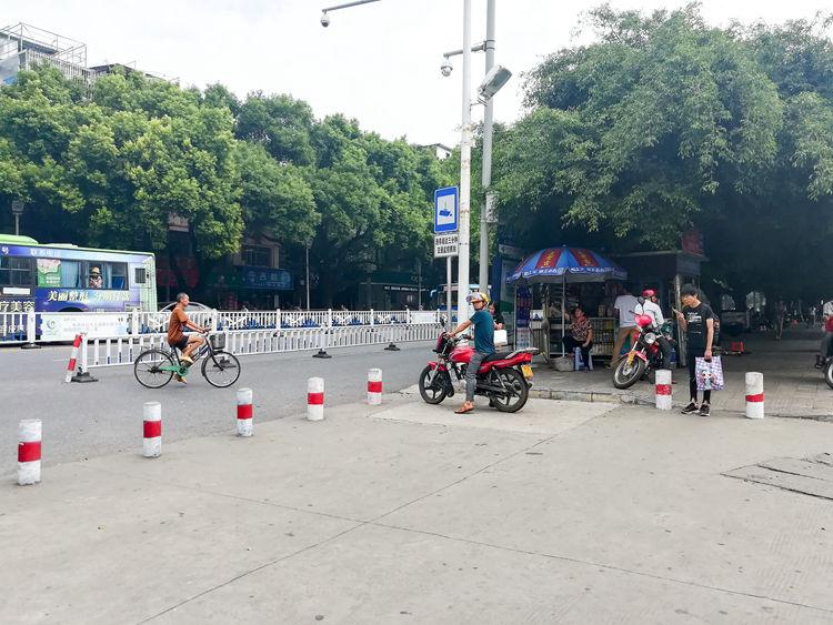 国庆最后一天的北海车站，火车站挤死人，汽车站空寥寥