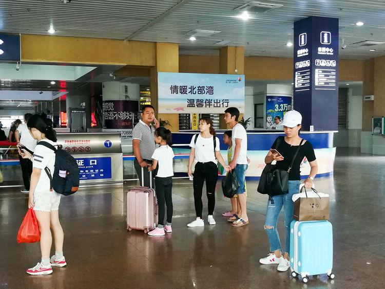 国庆最后一天的北海车站，火车站挤死人，汽车站空寥寥