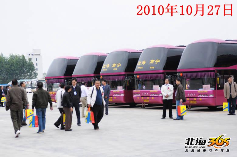 国庆最后一天的北海车站，火车站挤死人，汽车站空寥寥