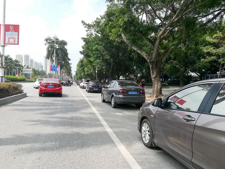 国庆最后一天的北海车站，火车站挤死人，汽车站空寥寥