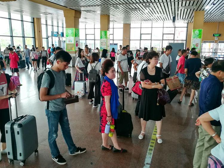 国庆最后一天的北海车站，火车站挤死人，汽车站空寥寥