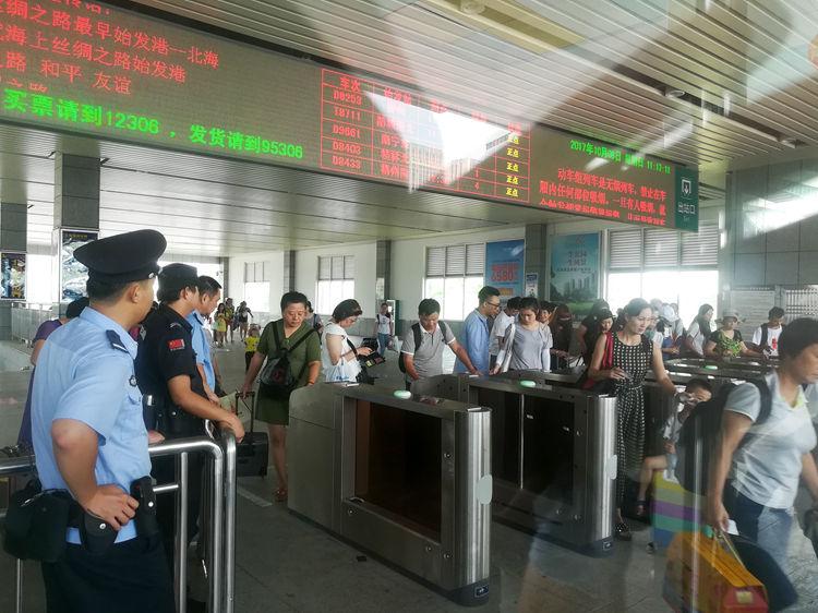 国庆最后一天的北海车站，火车站挤死人，汽车站空寥寥