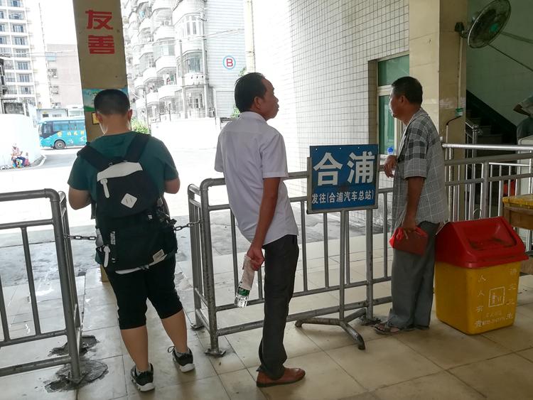 国庆最后一天的北海车站，火车站挤死人，汽车站空寥寥