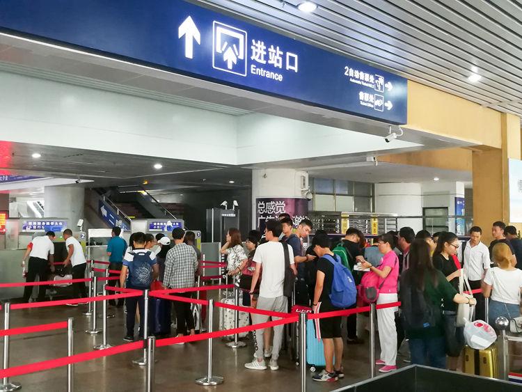 国庆最后一天的北海车站，火车站挤死人，汽车站空寥寥