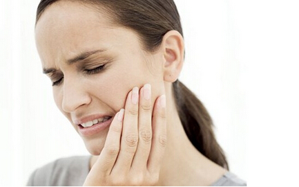 上火牙龈肿痛痰多喉咙不舒服,牙龈肿痛伴淋巴结肿大痰多