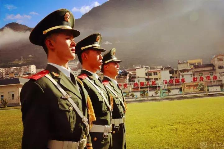 有组图叫“军装难挡青春靓丽”，我不同意