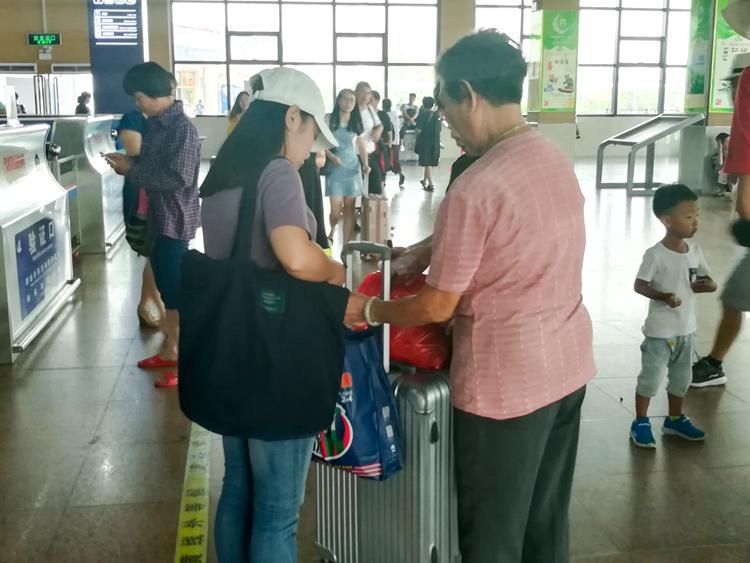 国庆最后一天的北海车站，火车站挤死人，汽车站空寥寥