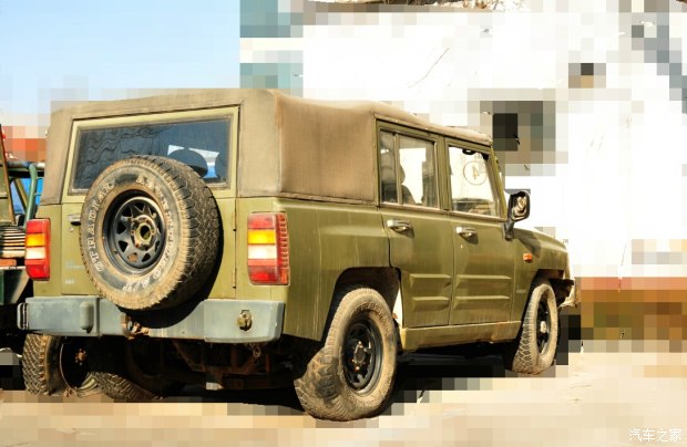 北汽军用勇士视频,国产伞兵突击车越野视频