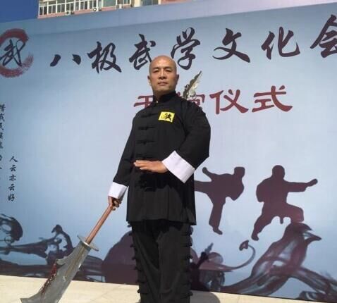 他是亚洲首席大力士，能推30吨卡车，却推不动太极拳70岁老头