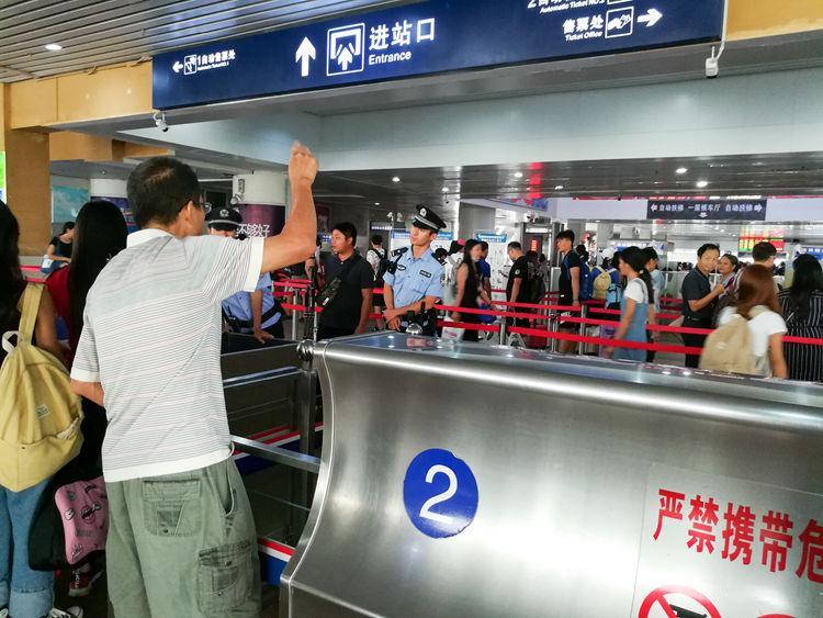 国庆最后一天的北海车站，火车站挤死人，汽车站空寥寥