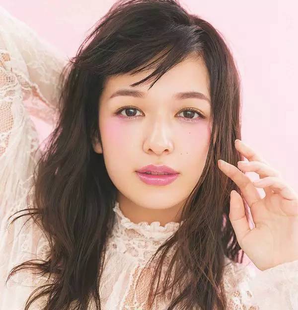 化妆小白怎么选择彩妆呢,合适化妆小白的妆容